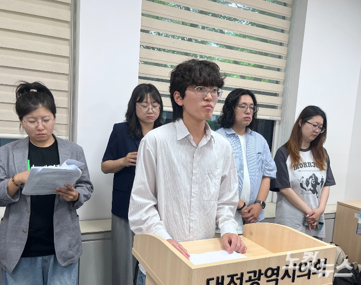 설재균 대전참여자치시민연대 의정감시팀장이 29일 대전시의회에서 지방선거 후보자 공약 분류 보고서를 설명하고 있다. 정세영 기자
