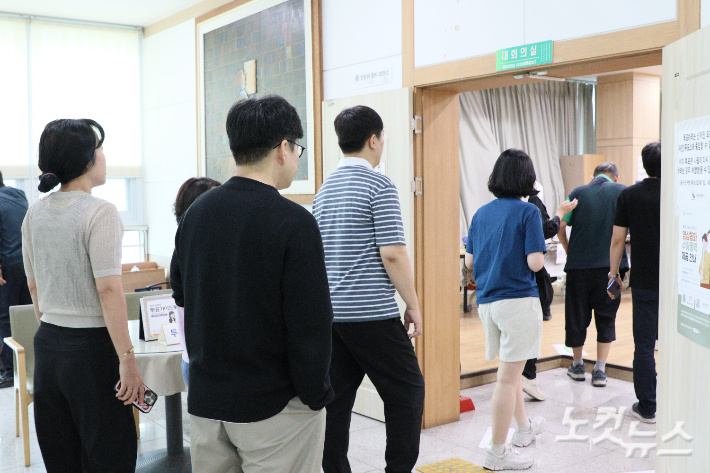 청주 복대1동주민센터에 마련된 사전 투표소에서 유권자들이 기다리는 모습. 임성민 기자