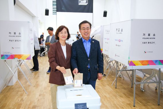 강삼영 강원교육감 후보가 29일 오전 8시 30분 춘천시 퇴계동 행정복지센터에서 배우자 양호숙씨와 함께 사전투표를 마쳤다. 강삼영 후보 캠프 제공