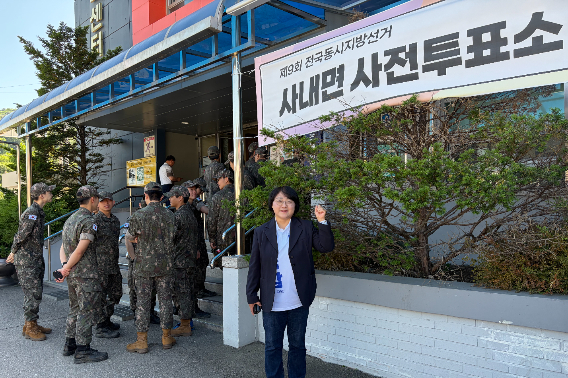 박현숙 강원교육감 후보는 29일 오전 화천 사내면 사전투표소를 찾아 투표를 마쳤다. 박현숙 후보 캠프 제공