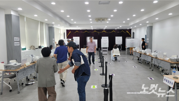 제9회 전국동시지방선거 사전투표 첫날인 29일 오전 강릉시 교1동주민센터에 마련된 투표소에 유권자들의 발길이 이어지고 있다. 전영래 기자
