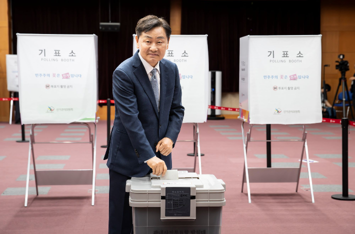 김관영 무소속 전북지사 후보가 29일 전북도청 사전투표소에서 투표함에 투표용지를 넣고 있다. 김관영 후보 측 제공