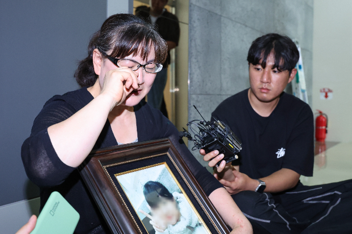 권경애 변호사의 재판 불출석으로 소송에서 진 학교폭력 피해자 유족 이기철 씨가 지난 23년 6월 권 변호사에 대한 징계위원회가 열리는 서울 서초구 대한변호사협회 회관에서 취재진과 인터뷰하던 중 눈물을 흘리고 있는 모습. 연합뉴스