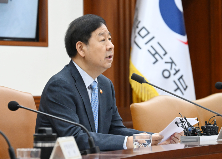 구윤철 부총리 겸 재정경제부 장관이 29일 서울 종로구 정부서울청사에서 열린 '비상경제본부회의 겸 경제관계장관회의 겸 산업경쟁력강화 관계장관회의'를 주재하며 모두발언을 하고 있다. 재정경제부 제공 