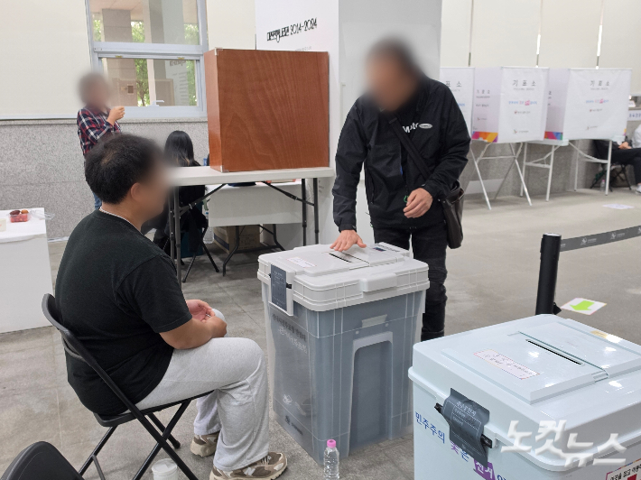 대전 중앙동에 마련된 사전투표소에서 한 시민이 투표함에 투표 용지를 넣고 있다. 박우경 기자