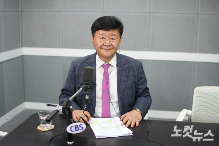 6·3 지방선거 김주홍 울산교육감 후보가 CBS라디오 <부울경 투데이>에 출연해 공약을 설명하고 있다. 반웅규 기자