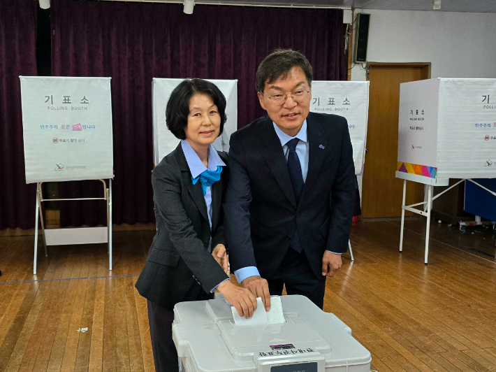 제9회 전국동시지방선거 사전투표 첫날인 29일 오전 아내와 함께 투표를 하고 있는 더불어민주당 김중남 강릉시장 후보. 김 후보 캠프 제공