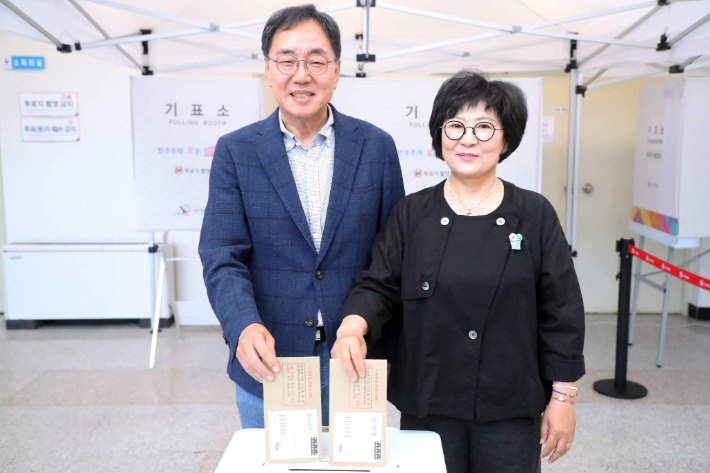 제9회 전국동시지방선거 사전투표 첫날인 29일 오전 아내와 함께 투표를 하고 있는 더불어민주당 김철수 강릉시장 후보. 김 후보 페이스북 캡처