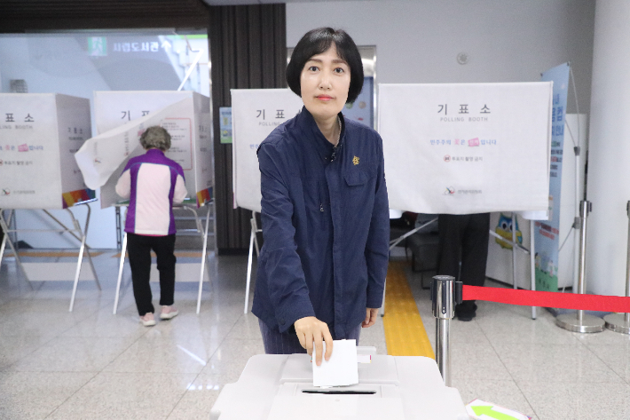 제9회 전국동시지방선거 사전투표 첫날인 29일 오전 투표를 하고 있는 무소속 염하나 속초시장 후보. 염 후보 측 제공