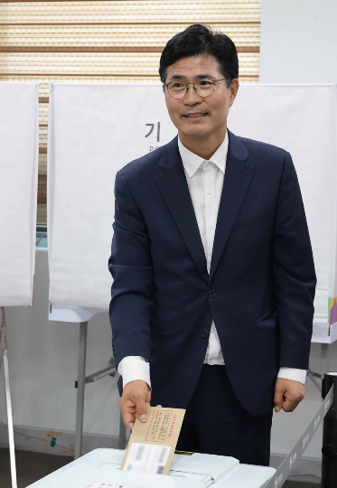 더불어민주당 이원택 전북특별자치도지사 후보가 6·3 지방선거 사전투표 첫날인 29일 전주시 덕진구 우아1동주민센터에 마련된 사전투표소에서 투표하고 있다. 연합뉴스