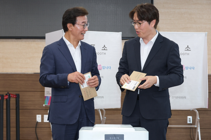 29일 사전투표에 나선 전재수 민주당 부산시장 후보와 하정우 북구갑 후보. 연합뉴스