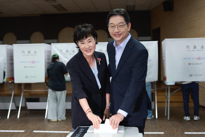 김경수 경남지사 후보 부부 사전투표. 김 후보 캠프 제공 