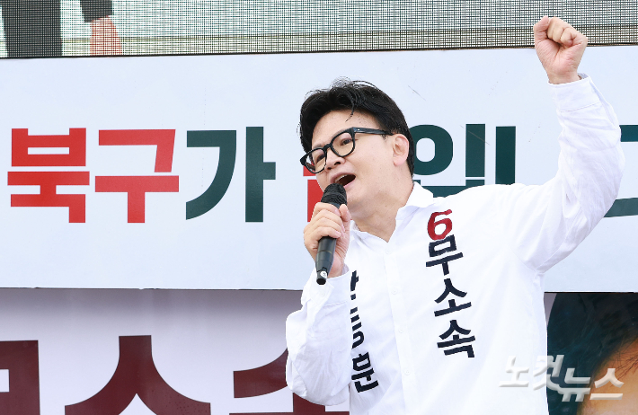 한동훈 부산 북구갑 국회의원 보궐선거 무소속 후보가 22일 오전 부산 북구 구남교차로에서 출근길 시민들에게 인사하며 지지를 호소하고 있다. 부산=류영주 기자
