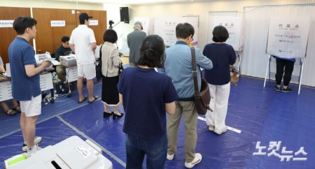 제9회 전국동시지방선거 사전투표 첫날인 29일 서울 용산구 이촌1동 주민센터에 마련된 사전투표소를 찾은 유권자들이 소중한 한 표를 행사하기 위해 줄을 서고 있다.