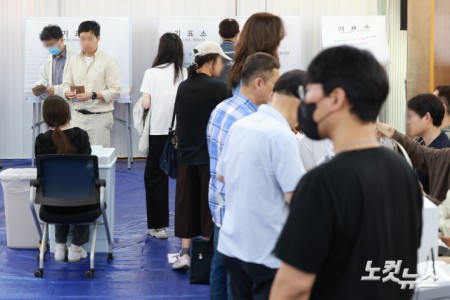 제9회 전국동시지방선거 사전투표 첫날인 29일 서울 용산구 이촌1동 주민센터에 마련된 사전투표소를 찾은 유권자들이 소중한 한 표를 행사하고 있다.