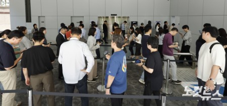 제9회 전국동시지방선거 사전 투표 첫날인 29일 서울 중구 소공동 행정복합청사에 마련된 소공동 사전투표소를 찾은 유권자들이 소중한 한 표를 행사하기 위해 줄을 서고 있다.
