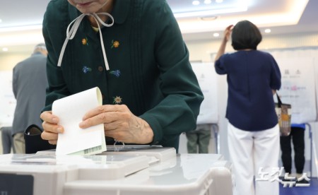 제9회 전국동시지방선거 사전투표 첫날인 29일 서울 용산구 이촌1동 주민센터에 마련된 사전투표소를 찾은 유권자들이 소중한 한 표를 행사하고 있다.