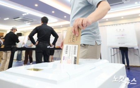 제9회 전국동시지방선거 사전투표 첫날인 29일 서울 용산구 이촌1동 주민센터에 마련된 사전투표소를 찾은 유권자들이 소중한 한 표를 행사하고 있다.