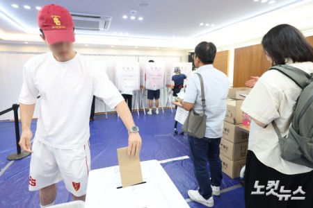 제9회 전국동시지방선거 사전투표 첫날인 29일 서울 용산구 이촌1동 주민센터에 마련된 사전투표소를 찾은 유권자들이 소중한 한 표를 행사하고 있다.