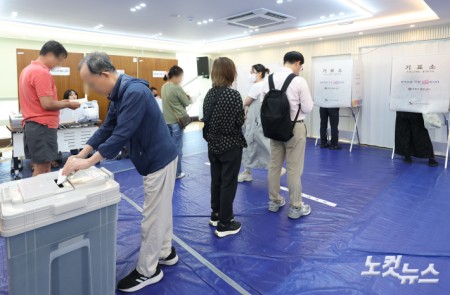 제9회 전국동시지방선거 사전투표 첫날인 29일 서울 용산구 이촌1동 주민센터에 마련된 사전투표소를 찾은 유권자들이 소중한 한 표를 행사하고 있다.
