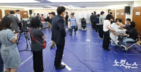 제9회 전국동시지방선거 사전투표 첫날인 29일 서울 용산구 이촌1동 주민센터에 마련된 사전투표소를 찾은 유권자들이 소중한 한 표를 행사하기 위해 줄을 서고 있다.