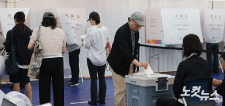 제9회 전국동시지방선거 사전투표 첫날인 29일 서울 용산구 이촌1동 주민센터에 마련된 사전투표소를 찾은 유권자들이 소중한 한 표를 행사하고 있다.