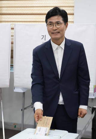 이원택 더불어민주당 이원택 전북특별자치도지사 29일 전주시 덕진구 우아1동주민센터에 마련된 사전투표소에서 투표하고 있다. 연합뉴스