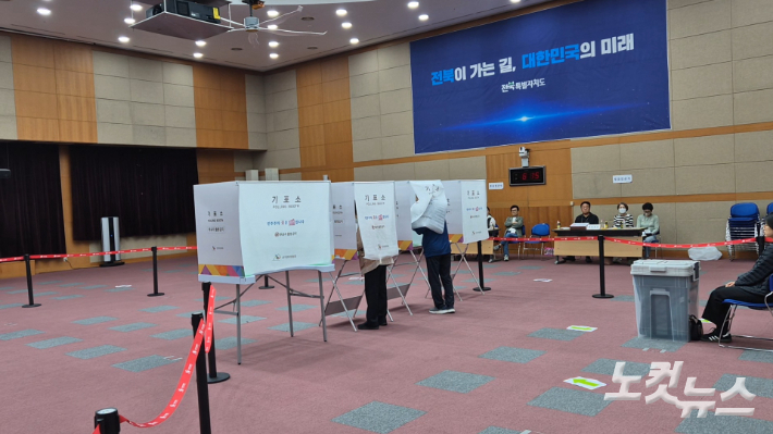 29일 오전 전북도청 4층 대회의실 사전투표소에서 도민들이 투표하고 있다. 심동훈 기자