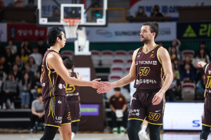 아셈 마레이(오른쪽)와 칼 타마요. KBL 제공