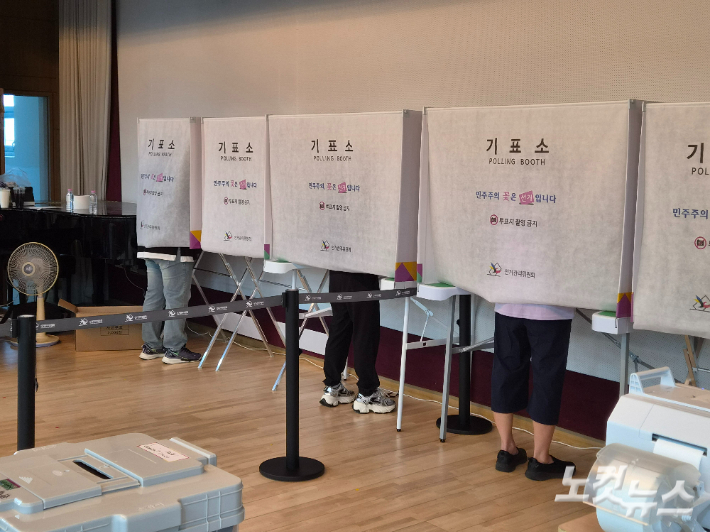 6·3 지방선거 사전투표 첫날인 29일 부산 동구청 대강당 사전투표소에서 시민들이 소중한 한 표를 행사하고 있다. 김혜민 기자 