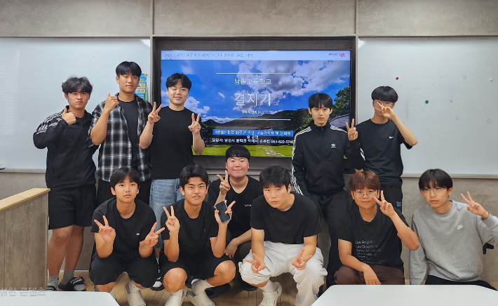 전북 남원 혼불문학관이 추진하는 '혼불' 구술채록 활동에 남원고등학교 학생들이 참여해 故 최명희 작가와 노봉마을의 기억을 기록한다. 남원시 제공