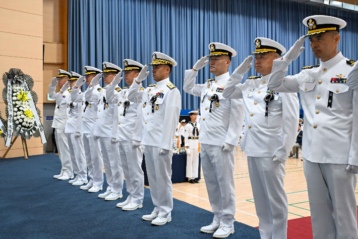 포항 해군항공사령부에서 열린 해상초계기(P-3CK) 순직자 1주기 추모식에서 조영상(준장) 해군항공사령관을 비롯한 해군항공사령부 지휘부가 순직자에 대한 경례를 하고 있다. 해군항공사령부 제공