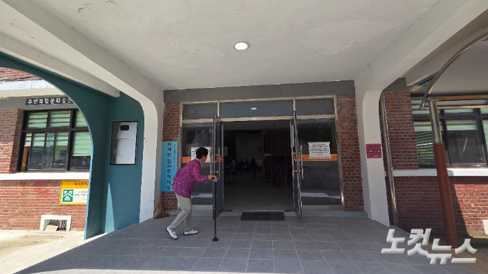 6.3지방선거 사전투표 첫날인 29일 한 어르신이 지팡이를 짚고 순천시 별량초등학교 체육관에 마련된 사전투표소로 들어가고 있다. 박사라 기자 