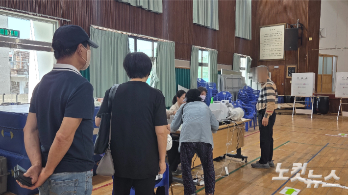 6.3지방선거 사전투표 첫날인 29일 순천시 별량초등학교 체육관에 마련된 사전투표소에서 유권자들이 투표를 하기 위해 줄을 서 있다. 박사라 기자