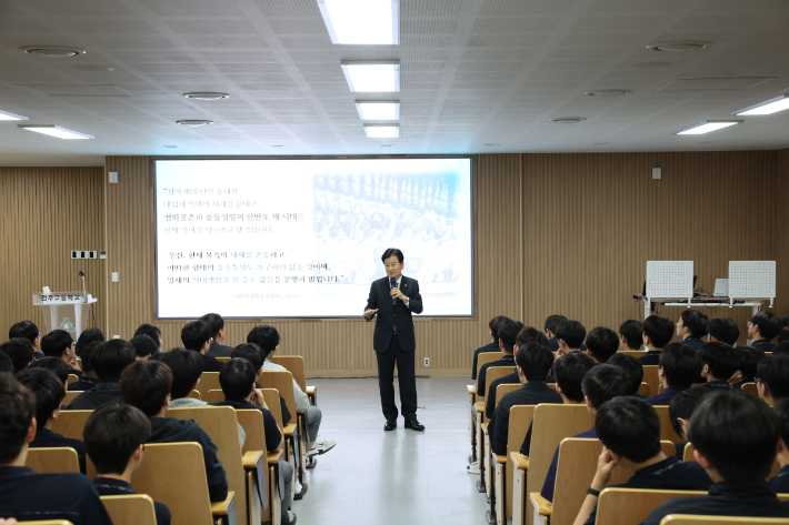 정동영 통일부 장관이 29일 제14회 평화통일교육주간을 맞아 모교인 전주고등학교에서 특강하고 있다. 통일부 제공