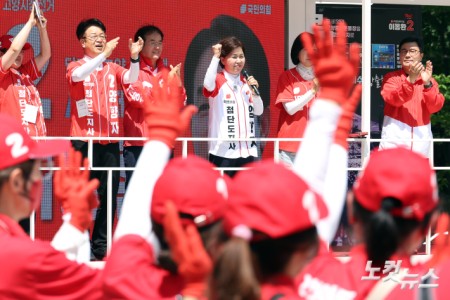 국민의힘 양향자 경기도지사 후보가 29일 경기도 고양시 주엽역 광장 집중유세에서 지지를 호소하고 있다.