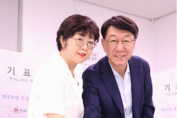 우범기 전북 전주시장은 29일 배우자 주은경 씨와 함께 전주시 서신동주민센터에 마련된 '제9회 전국동시지방선거' 사전투표소를 찾아 한 표를 행사했다. 전주시 제공