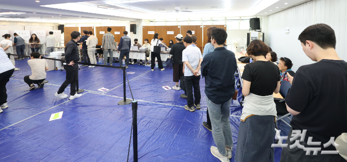 제9회 전국동시지방선거 사전투표 첫날인 지난 29일 서울 용산구 이촌1동 주민센터에 마련된 사전투표소를 찾은 유권자들이 소중한 한 표를 행사하기 위해 줄을 서고 있다. 류영주 기자