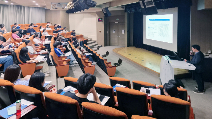 경기도경제과학진흥원은 28일 경기바이오센터에서 '2025년도 경기도 연구개발사업 조사·분석 설명회'를 열어 도내 공공기관·대학·연구기관 관계자 60여 명과 조사 방향을 공유했다. 사진는 설명회 현장 모습. 경기도경제과학진흥원 제공
