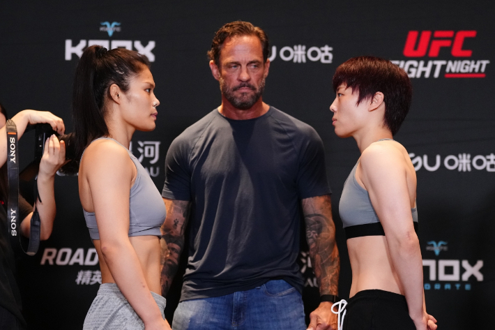 둥화샹 vs 박보현(사진 오른쪽), 페이스 오프. UFC 제공 