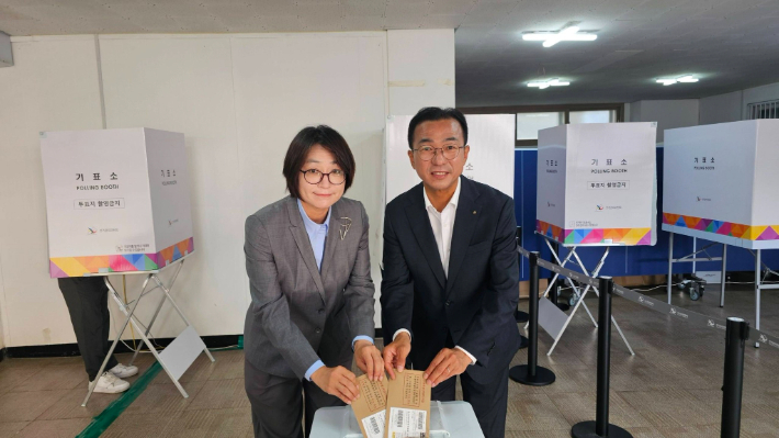 더불어민주당 서영학(오른쪽) 여수시장 후보가 배우자와 함께 사전투표를 하고 있다. 서영학 선거사무소 제공
