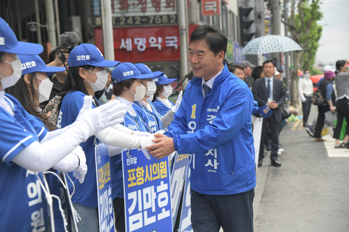 오중기 후보가 지지자들과 함께 선거운동을 펼치고 있다. 오중기 후보 캠프 제공