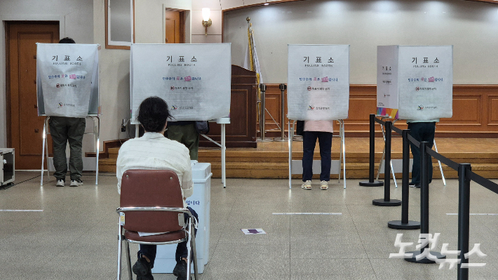 29일 오후 12시쯤 사전투표소가 마련된 대구 수성구 고산2동 행정복지센터에서 시민들이 기표하고 있다. 곽재화 기자