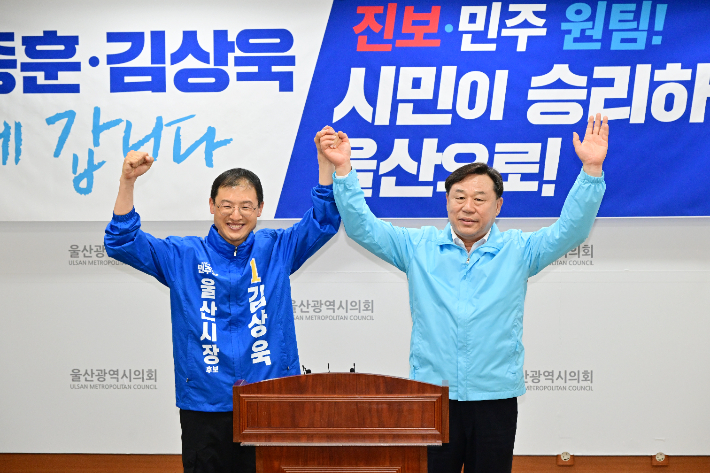 더불어민주당 김상욱 울산시장 후보와 진보당 김종훈 전 후보는 29일 시의회 프레스센터에서 기자회견을 열고 민주진보 진영 원팀을 선언하며 선거 승리를 다짐했다. 울산시의회 제공