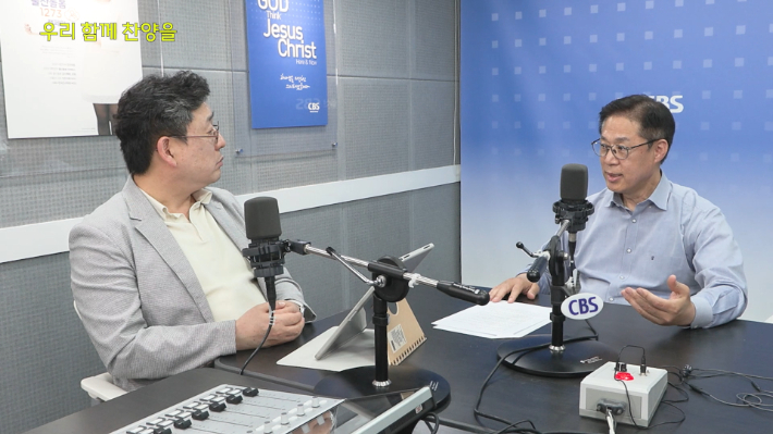 (왼쪽부터)권정성 지휘자, 이한우 테크노파크 에너지기술지원단장(국제정치학 박사). 유튜브 영상 캡처