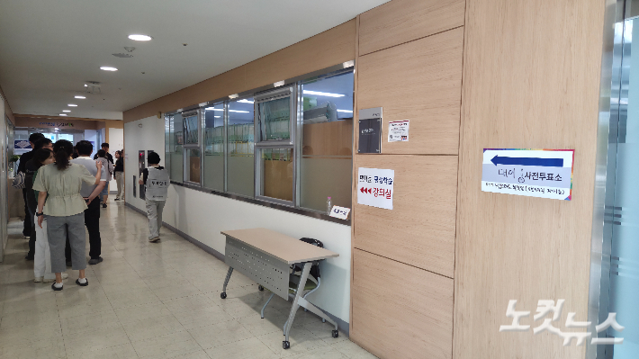 포항의 한 사전투표장에서 유권자들이 순서를 기다리고 있다. 김대기 기자