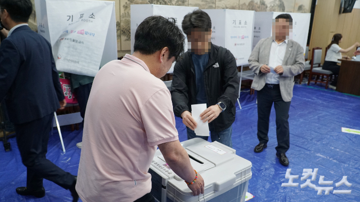 제9회 전국동시지방선거와 서귀포시 국회의원 보궐선거 사전투표 첫날인 29일 오전 8시 제주도의회 의원회관 1층 대회의실에 마련된 제주시 연동 사전투표소에서 한 시민이 투표를 하고 있다. 이창준 기자