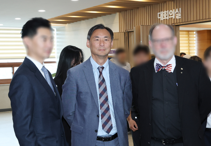 '부정선거론자' 모스 탄(한국명 단현명) 미국 리버티대 교수가 29일 사전투표가 진행되고 있는 경기도 평택시 안중읍 행정복지센터를 방문하고 있다. 연합뉴스