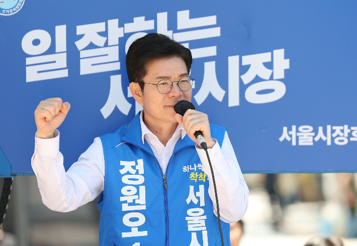 더불어민주당 정원오 서울시장 후보가 29일 서울 강북구 미아사거리역 인근에서 열린 선거유세에서 발언하고 있다. 연합뉴스