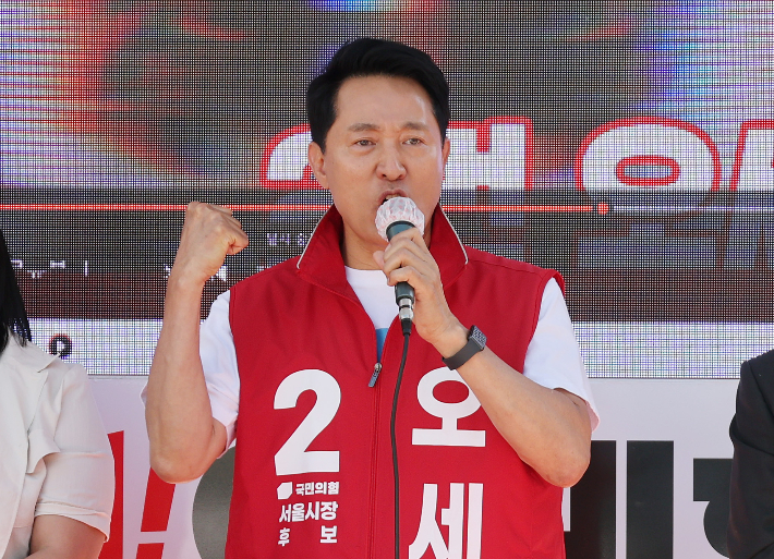 국민의힘 오세훈 서울시장 후보가 제9회 전국동시지방선거 사전투표 첫날인 29일 서울 서대문구 신촌 일대에서 유세를 하고 있다. 연합뉴스